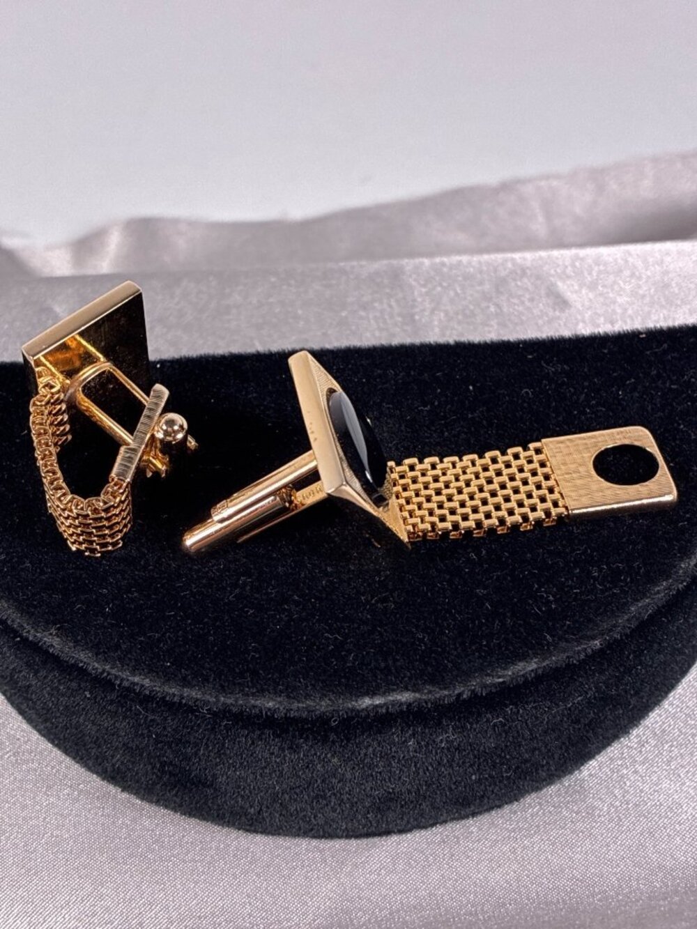 Vintage Black Gold Tone Mesh Wraparound Cufflinks Mid Century - Picture 3 of 9